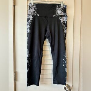 Alo Black and White 3/4 leggings